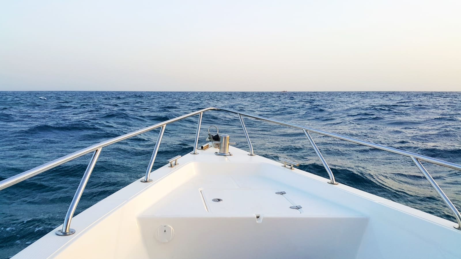 Anchor bolfender, cilinderfender en ringfender naast elkaar aan een reling