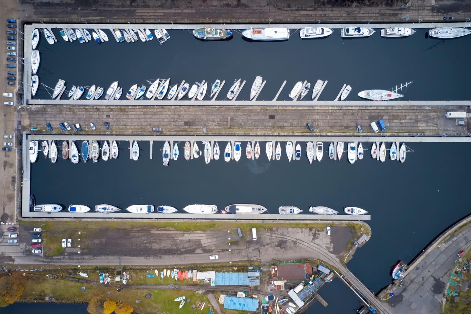 Zakelijke factuur en bestellijst op een bureau bij een watersportbedrijf