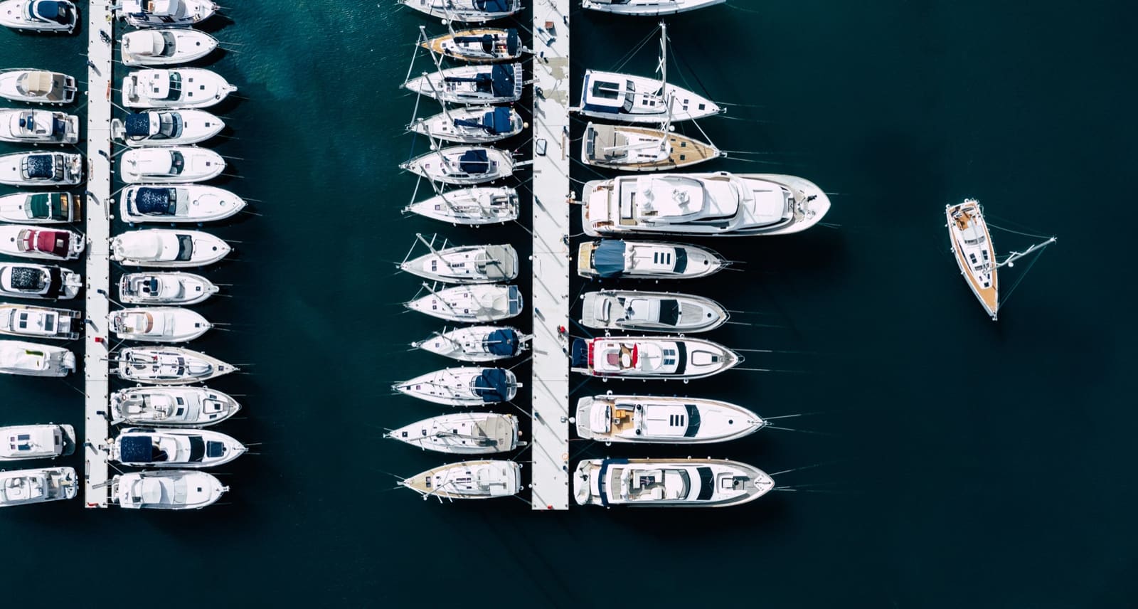 Magazijnstelling met watersportonderdelen bestemd voor zakelijke levering aan een jachthaven