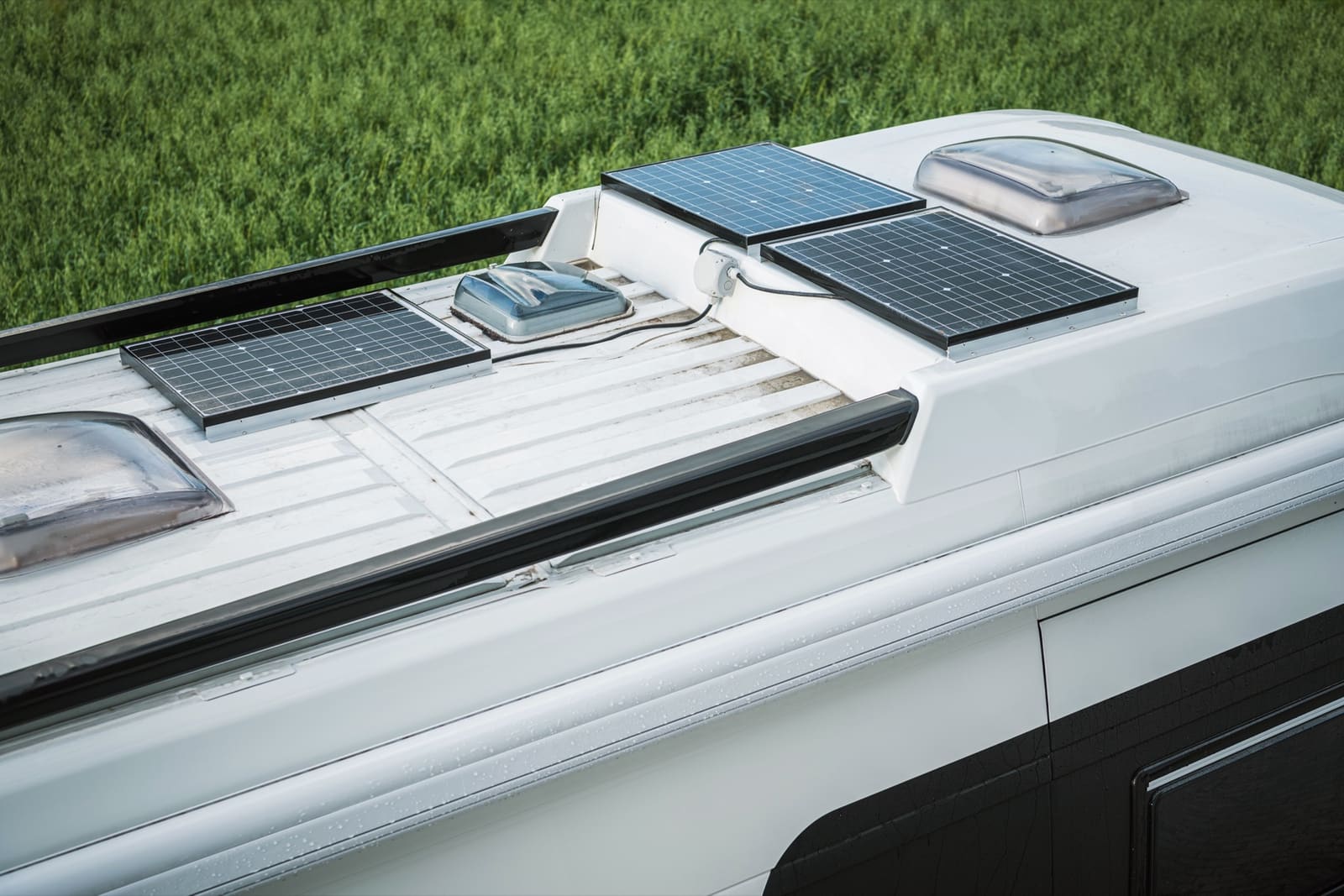 Victron Blue Smart-acculader gemonteerd in een camper naast een vast gemonteerde uitvoering in een boot