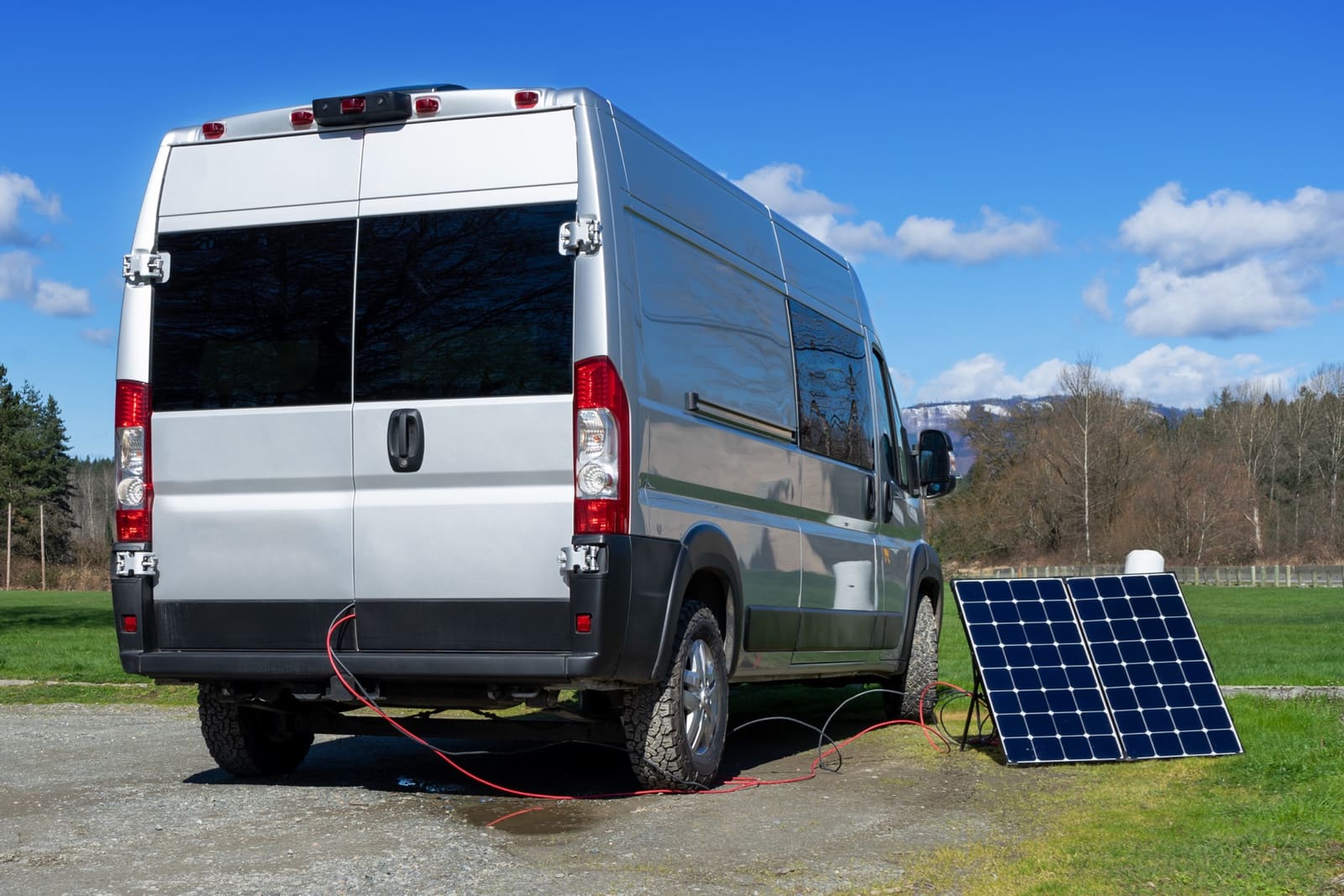 Stacaravan met zonnepanelen op het dak en zichtbaar accupakket, zonder netaansluiting