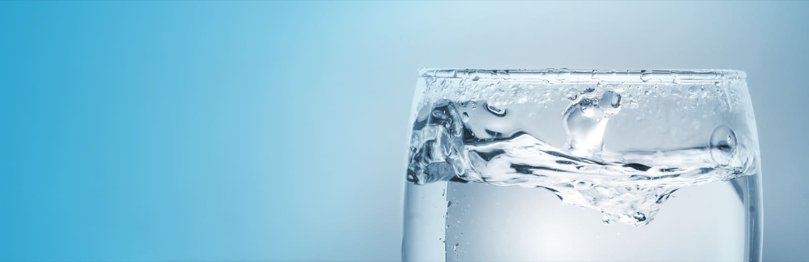 Fles Hadex waterdesinfectiemiddel naast de vulopening van een drinkwatertank aan boord