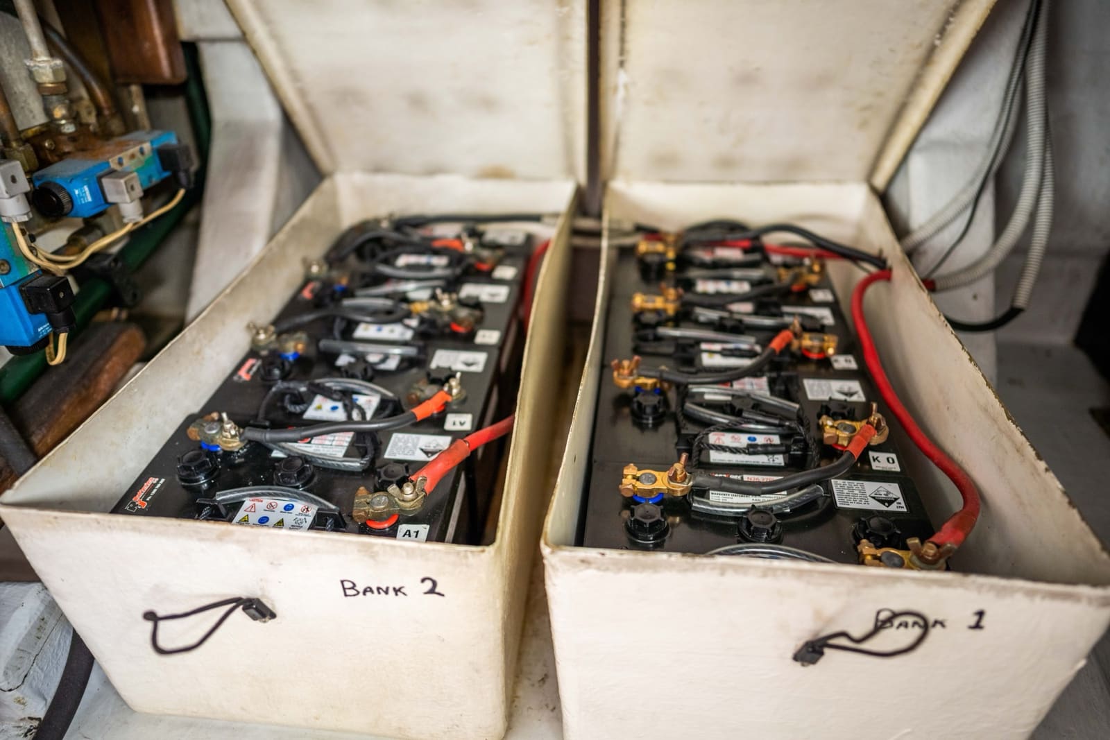 Fischer Panda scheepsgenerator gemonteerd naast een lithium-accupakket in de machinekamer van een kruiser