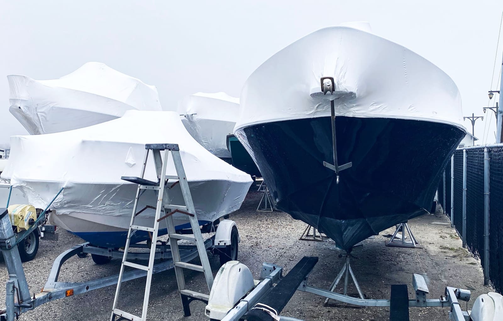 Boot die net van de kade vertrekt voor de eerste testvaart van het seizoen